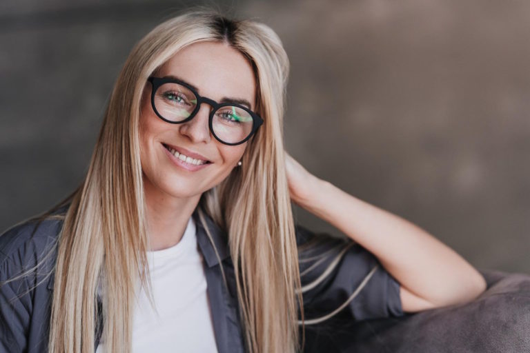 Damskie okulary korekcyjne marki Prada – elegancja i funkcjonalność