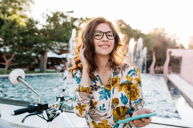 Podkreśl swój styl z markowymi okularami korekcyjnymi dla kobiet