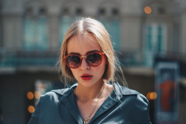 Eleganckie okulary przeciwsłoneczne Prada – luksusowa ochrona przed słońcem