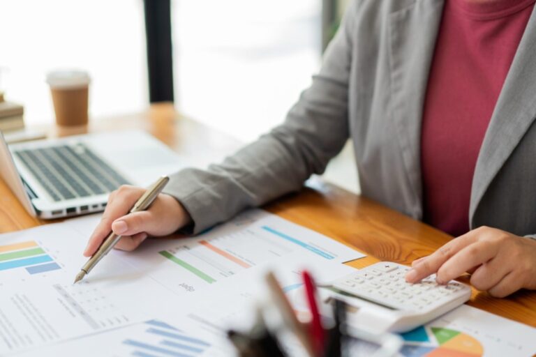 Kiedy maszyny liczą lepiej: Oszczędności i pułapki automatyzacji w księgowości