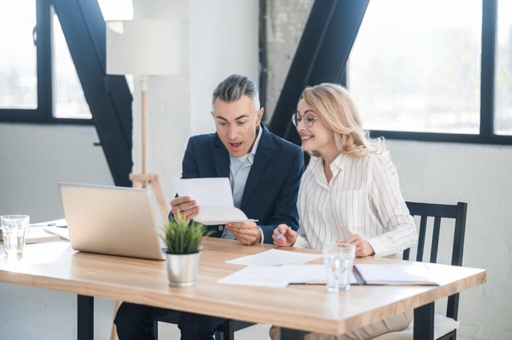 Sztuczna inteligencja (AI) przekształca wiele aspektów naszego życia, od sposobu komunikacji po metody pracy